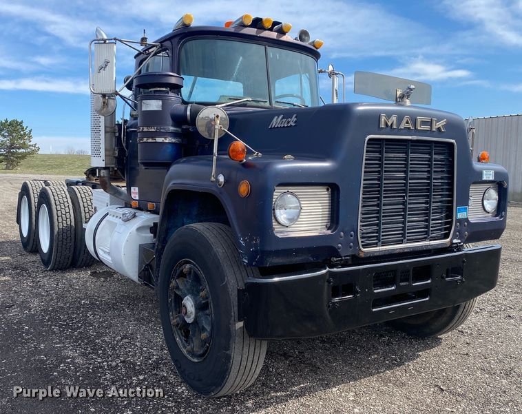 image for item KB9553 1987 Mack R688ST  semi truck