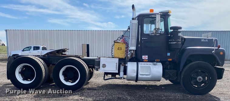 image for item KB9553 1987 Mack R688ST  semi truck