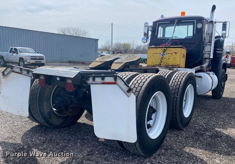 image for item KB9553 1987 Mack R688ST  semi truck