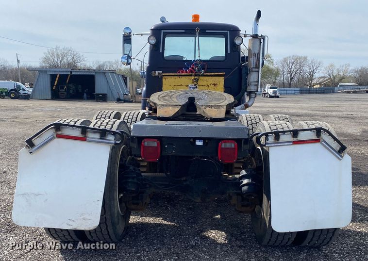 image for item KB9553 1987 Mack R688ST  semi truck