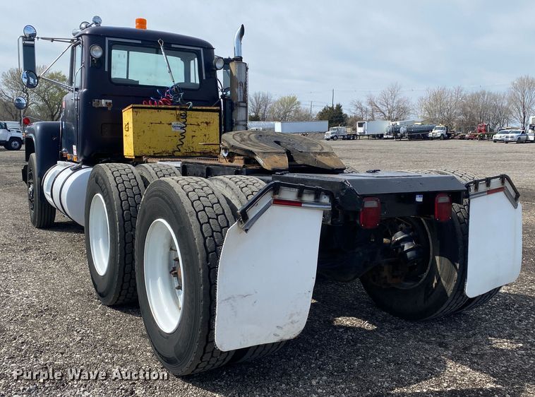 image for item KB9553 1987 Mack R688ST  semi truck