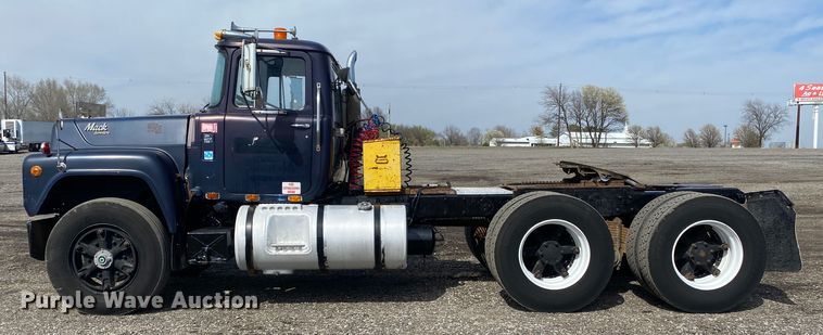 image for item KB9553 1987 Mack R688ST  semi truck