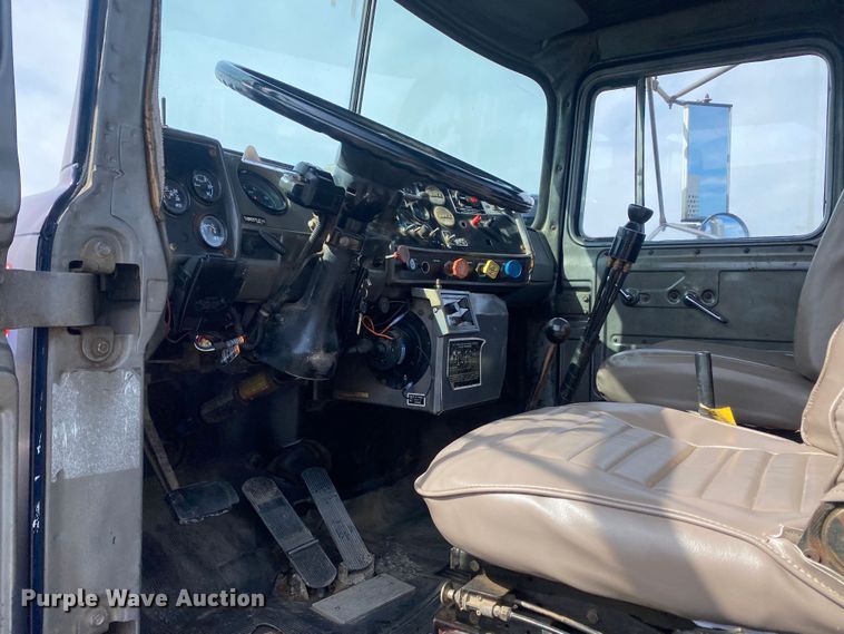 image for item KB9553 1987 Mack R688ST  semi truck