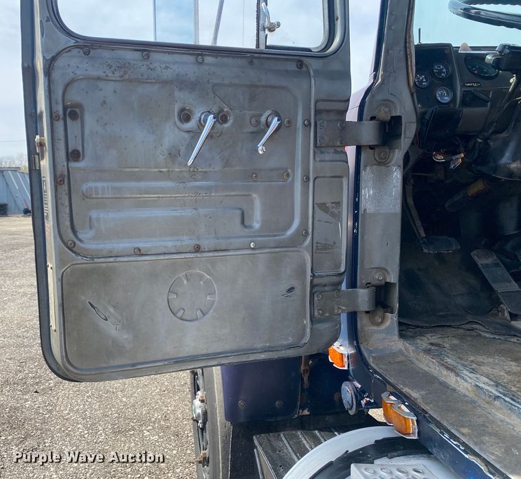 image for item KB9553 1987 Mack R688ST  semi truck