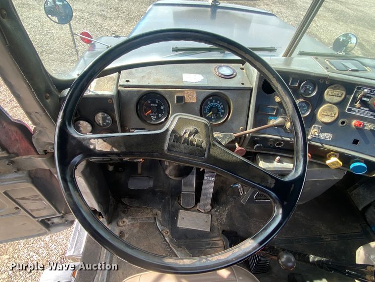 image for item KB9553 1987 Mack R688ST  semi truck