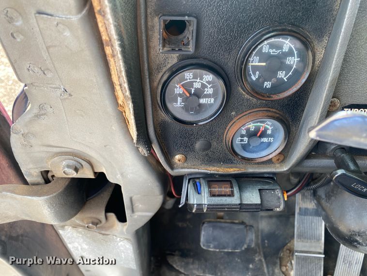 image for item KB9553 1987 Mack R688ST  semi truck