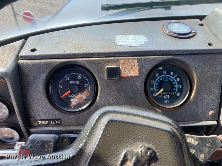 image for item KB9553 1987 Mack R688ST  semi truck