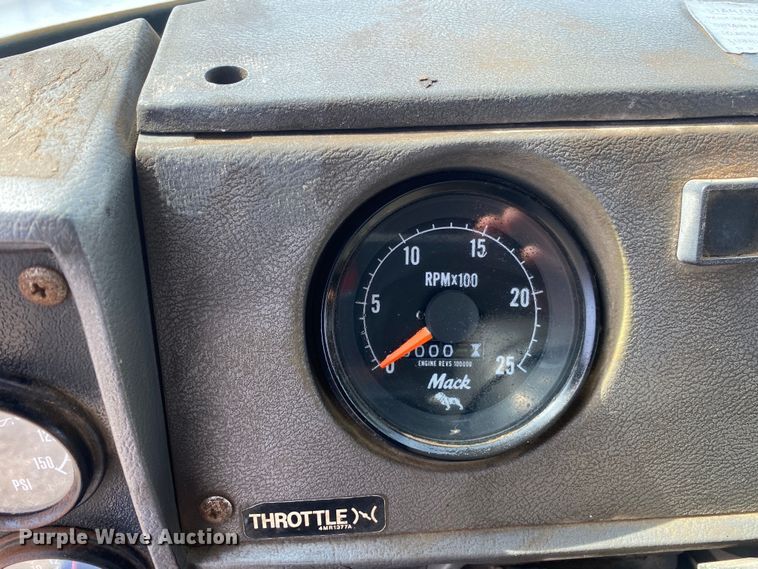 image for item KB9553 1987 Mack R688ST  semi truck