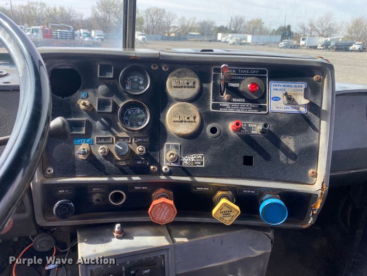 image for item KB9553 1987 Mack R688ST  semi truck