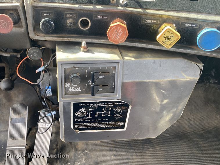 image for item KB9553 1987 Mack R688ST  semi truck