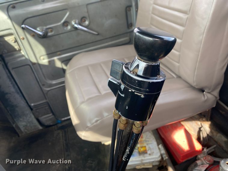 image for item KB9553 1987 Mack R688ST  semi truck