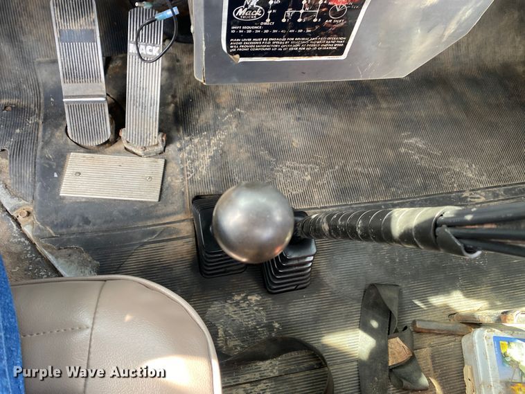 image for item KB9553 1987 Mack R688ST  semi truck