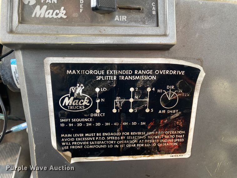 image for item KB9553 1987 Mack R688ST  semi truck