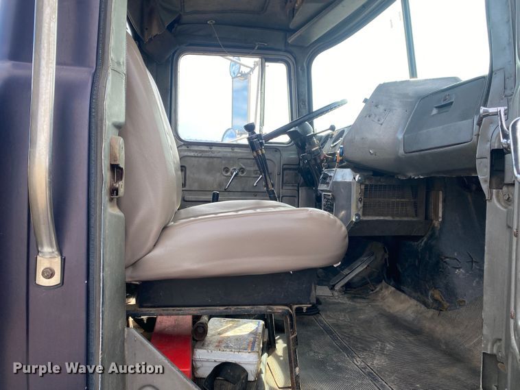 image for item KB9553 1987 Mack R688ST  semi truck