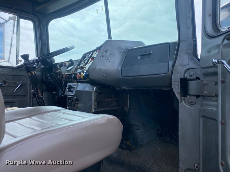 image for item KB9553 1987 Mack R688ST  semi truck