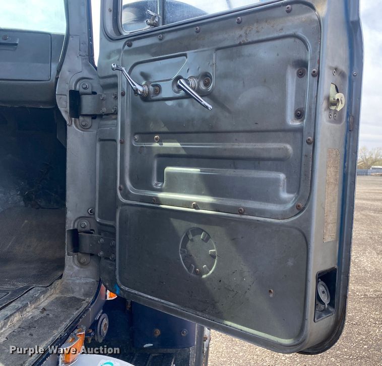 image for item KB9553 1987 Mack R688ST  semi truck