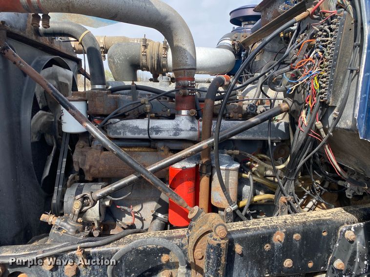 image for item KB9553 1987 Mack R688ST  semi truck