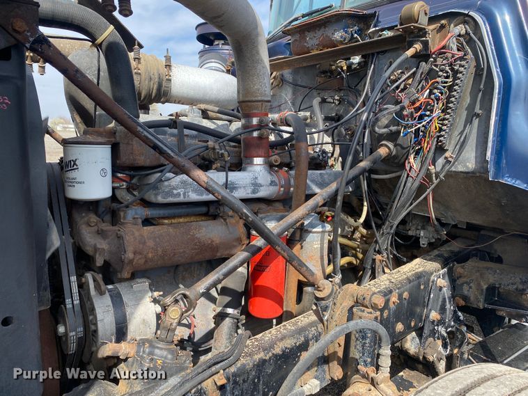 image for item KB9553 1987 Mack R688ST  semi truck