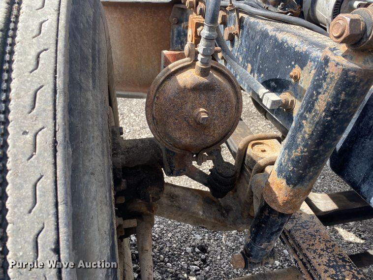 image for item KB9553 1987 Mack R688ST  semi truck