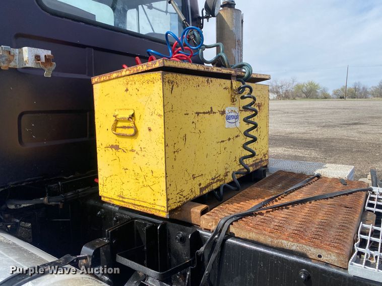 image for item KB9553 1987 Mack R688ST  semi truck