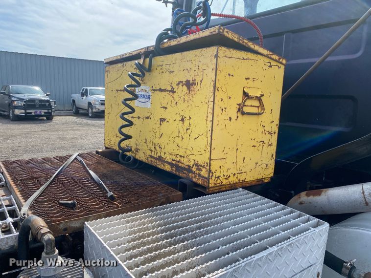 image for item KB9553 1987 Mack R688ST  semi truck