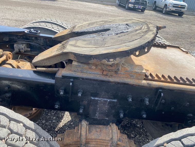 image for item KB9553 1987 Mack R688ST  semi truck