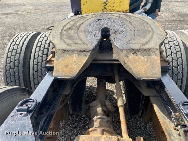 image for item KB9553 1987 Mack R688ST  semi truck