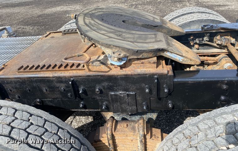 image for item KB9553 1987 Mack R688ST  semi truck