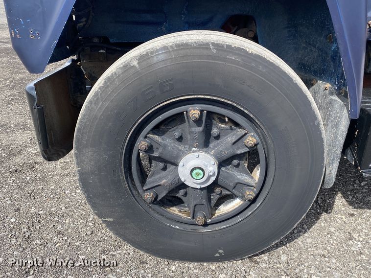 image for item KB9553 1987 Mack R688ST  semi truck