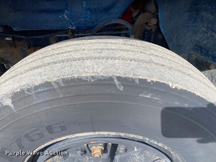 image for item KB9553 1987 Mack R688ST  semi truck