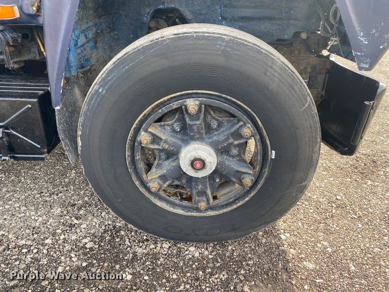 image for item KB9553 1987 Mack R688ST  semi truck