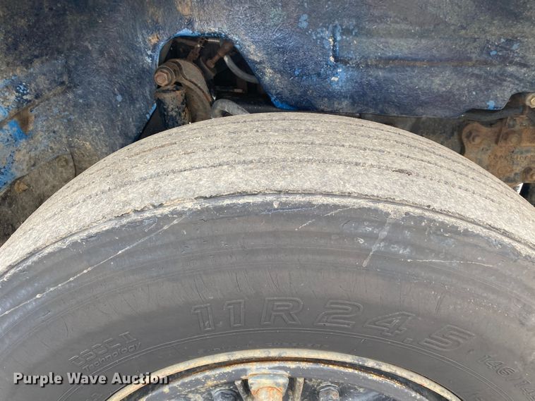 image for item KB9553 1987 Mack R688ST  semi truck