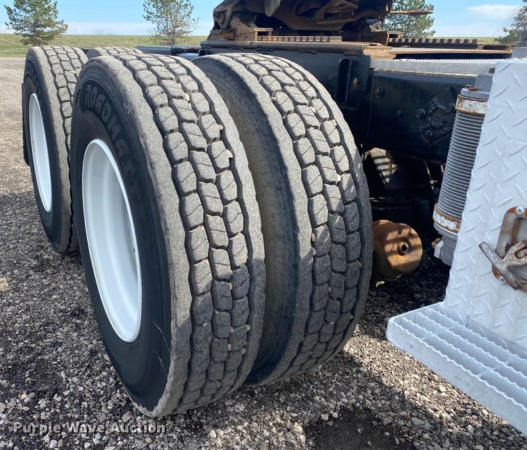 image for item KB9553 1987 Mack R688ST  semi truck