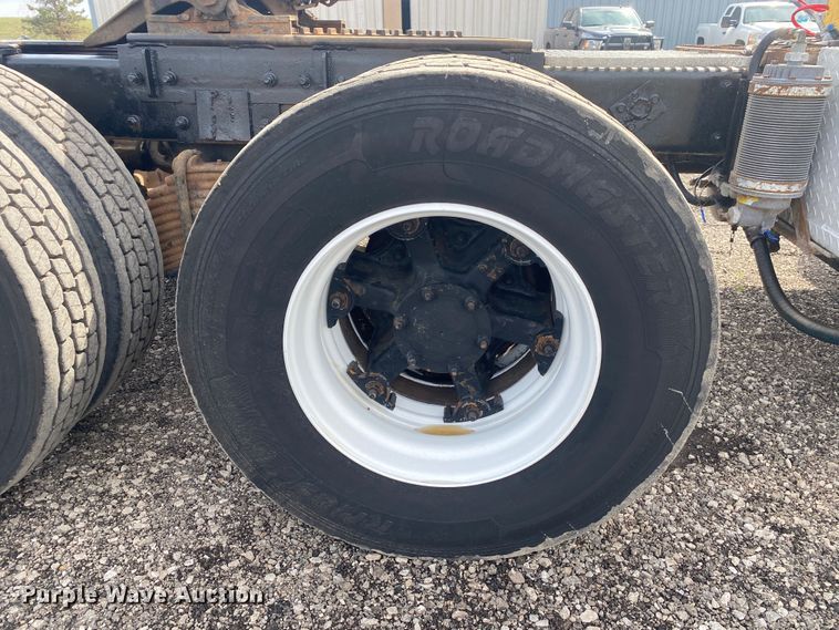 image for item KB9553 1987 Mack R688ST  semi truck