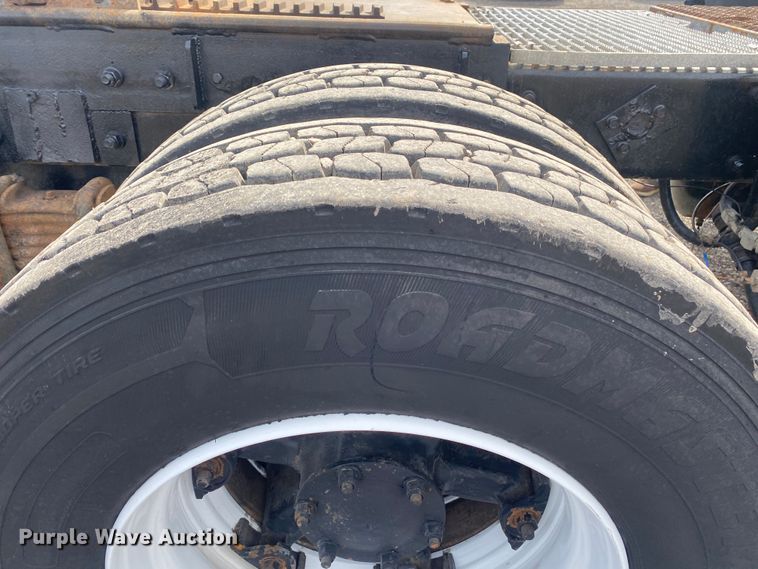 image for item KB9553 1987 Mack R688ST  semi truck