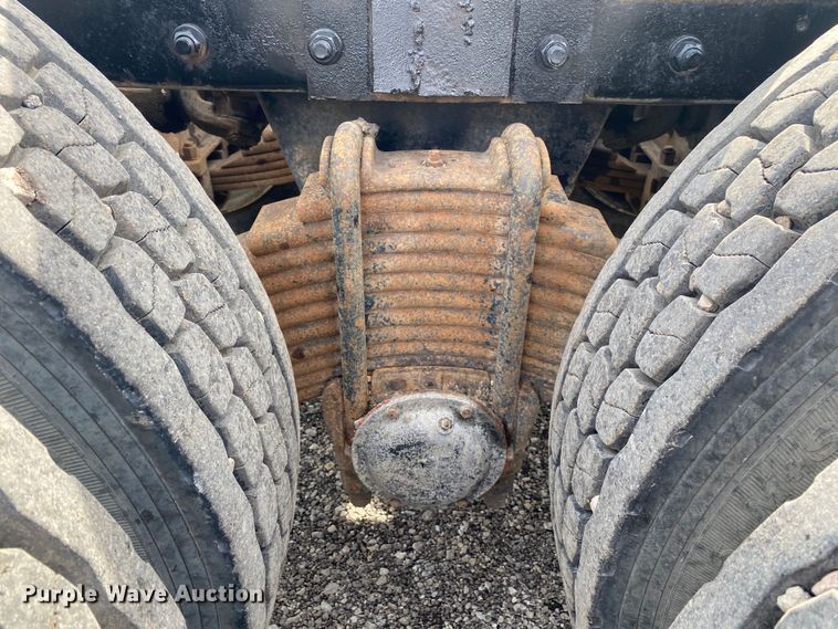 image for item KB9553 1987 Mack R688ST  semi truck