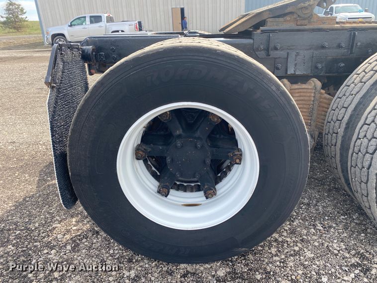 image for item KB9553 1987 Mack R688ST  semi truck