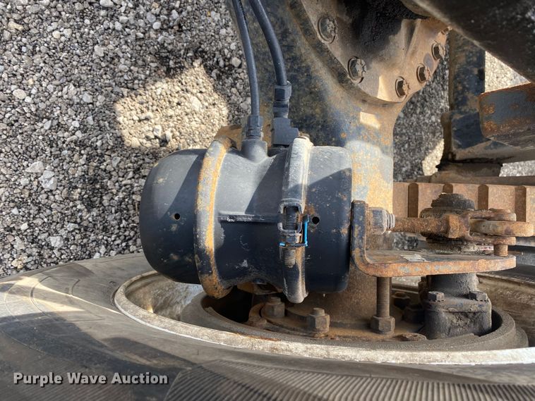 image for item KB9553 1987 Mack R688ST  semi truck