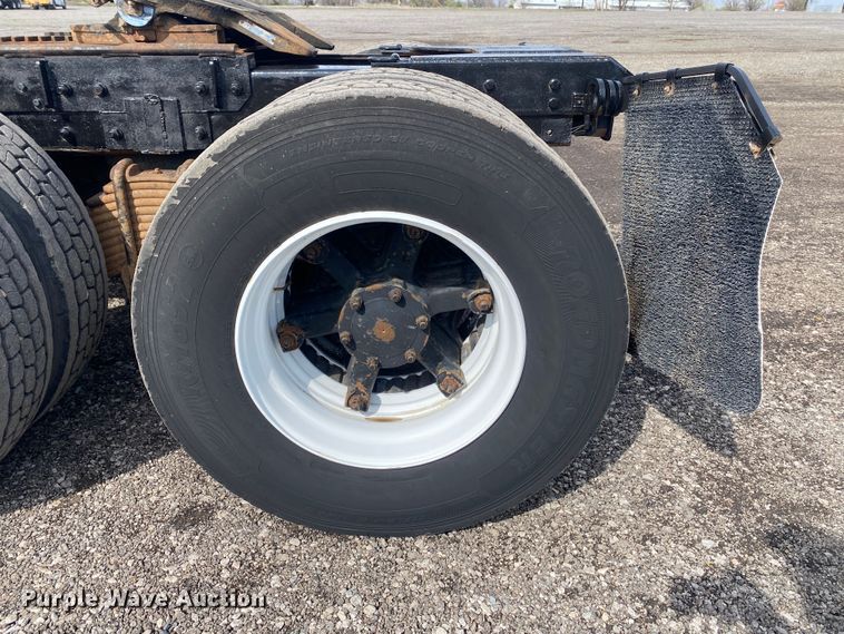 image for item KB9553 1987 Mack R688ST  semi truck