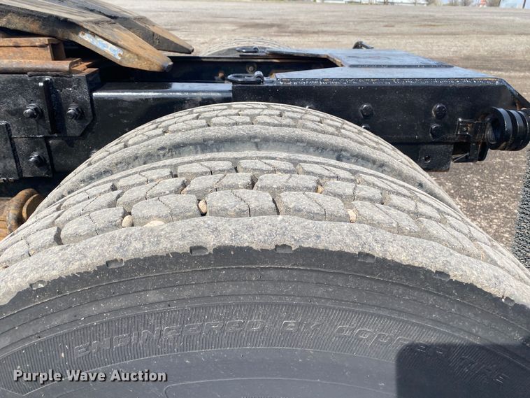 image for item KB9553 1987 Mack R688ST  semi truck