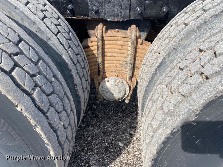 image for item KB9553 1987 Mack R688ST  semi truck