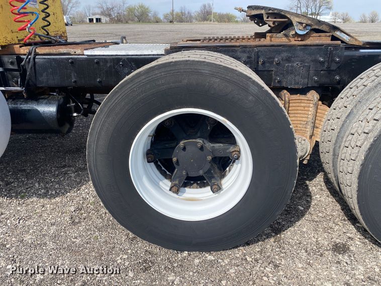 image for item KB9553 1987 Mack R688ST  semi truck