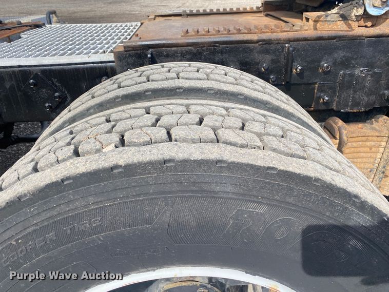 image for item KB9553 1987 Mack R688ST  semi truck