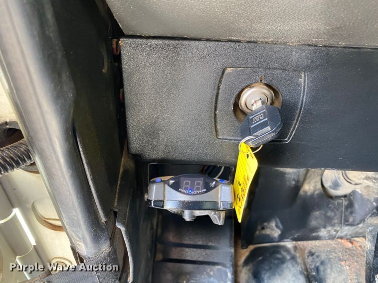 image for item KB9573 2016 Caterpillar CT660  semi truck