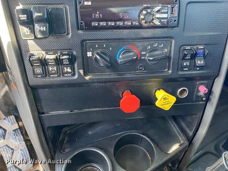 image for item KB9573 2016 Caterpillar CT660  semi truck