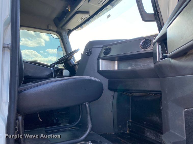 image for item KB9573 2016 Caterpillar CT660  semi truck