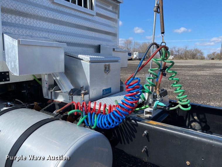 image for item KB9573 2016 Caterpillar CT660  semi truck