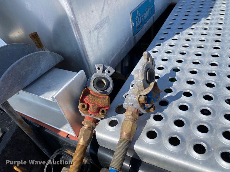 image for item KB9573 2016 Caterpillar CT660  semi truck