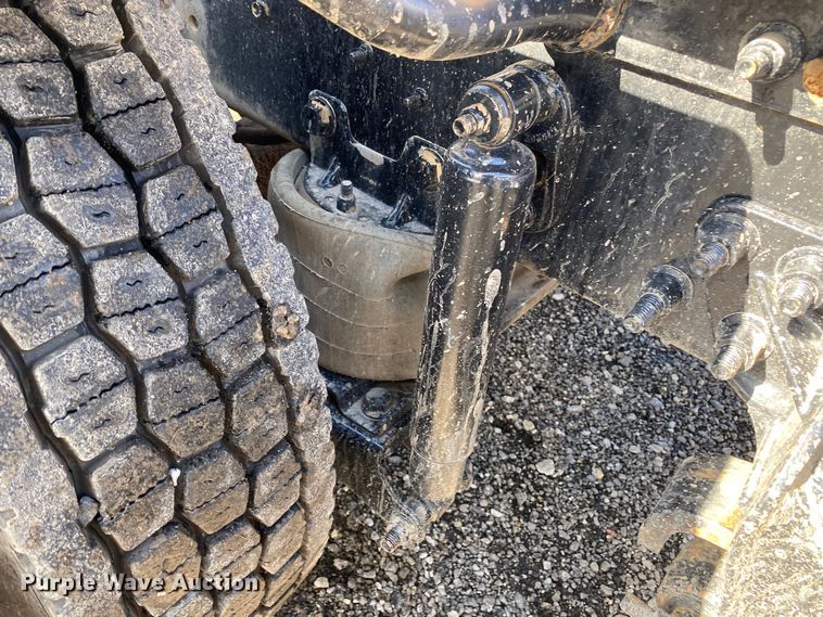 image for item KB9573 2016 Caterpillar CT660  semi truck