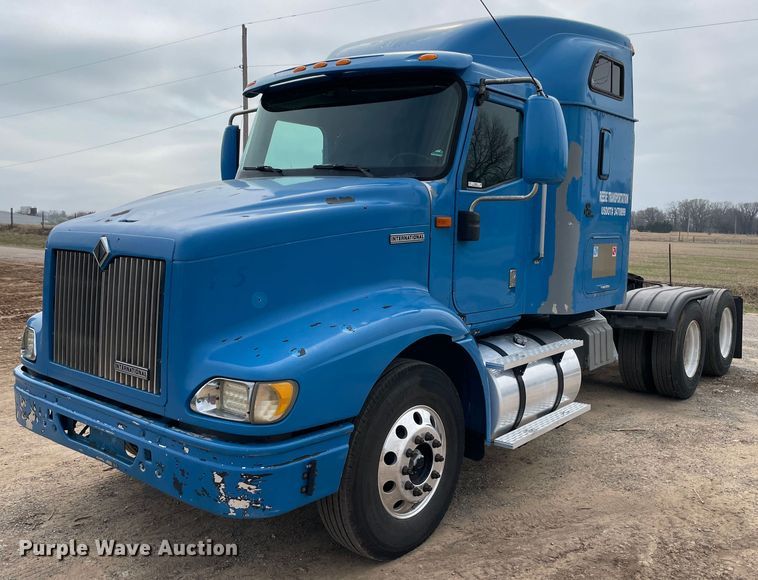 image for item KJ9909 2001 International 9200  semi truck